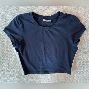 Aritzia TNA Crop t shirt. Size XS